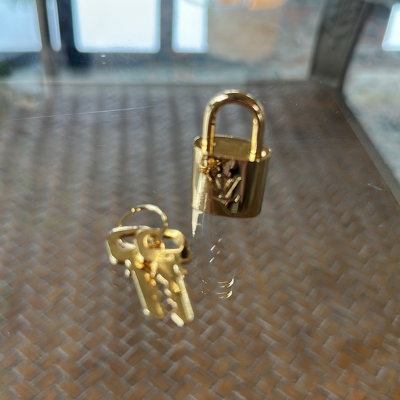 🍓LV Lock and Key #315 - Picture 4 of 10